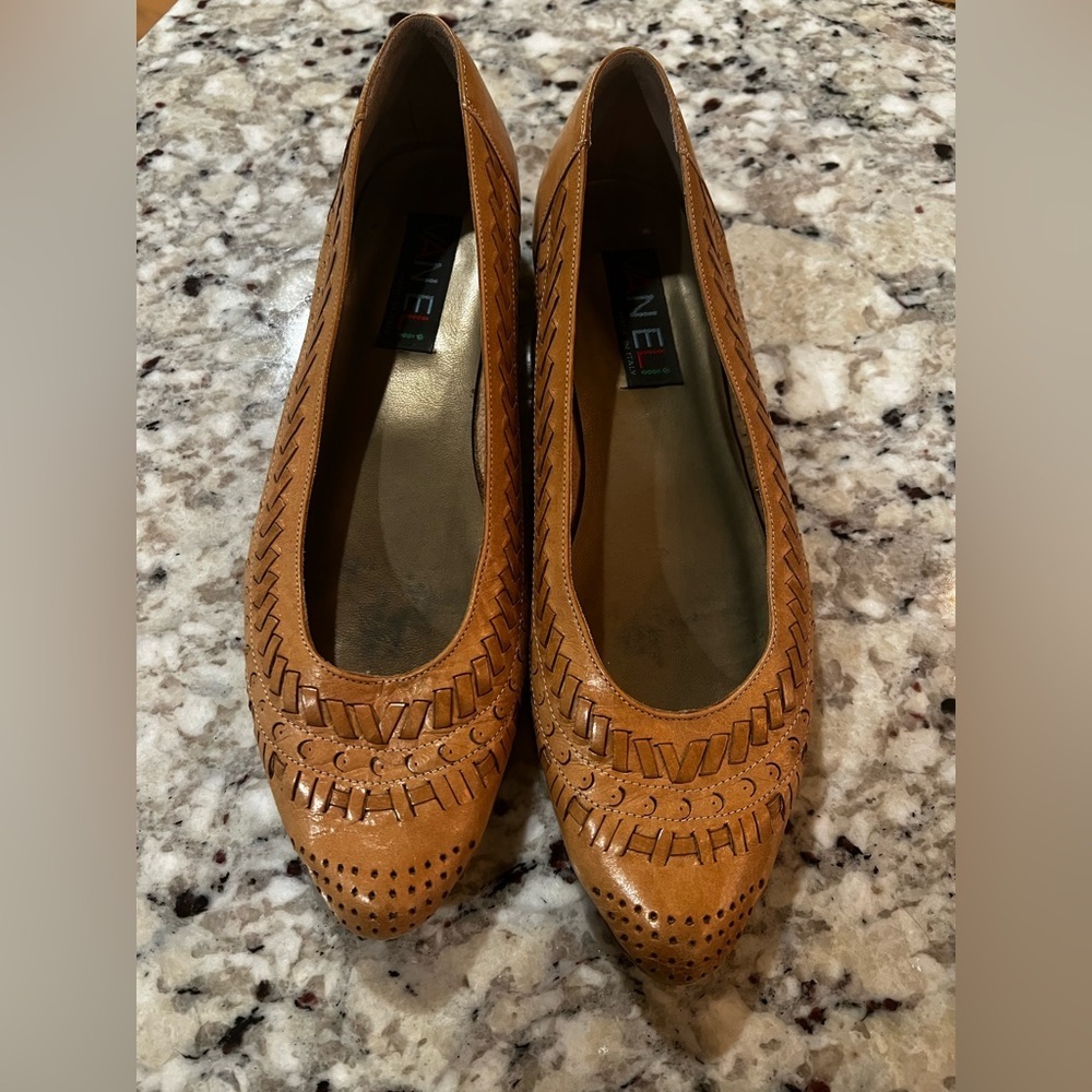 Vaneli Women’s‎ Woven Caramel Flats Size 9.5